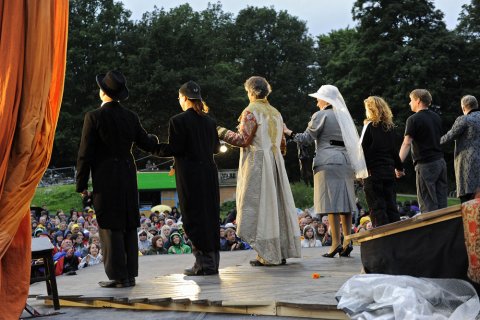 SchauspielerInnen der Shakespeare Company auf der Bühne im Bürgerpark